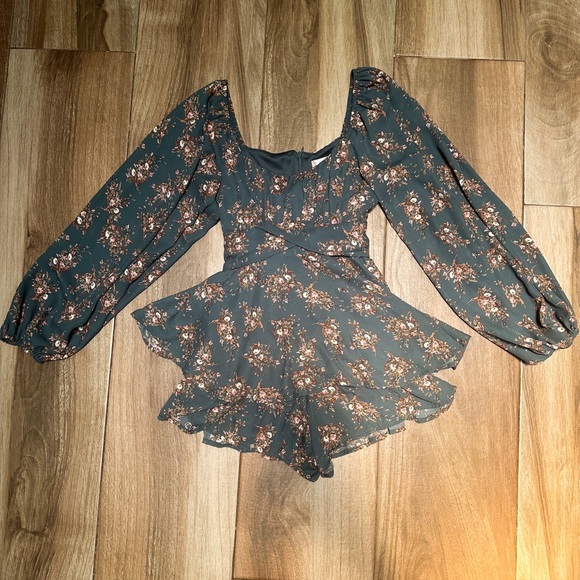 Altar’d State Weslia Floral Romper XS Long Sleeve Shorts Green Peasant Sleeve - Picture 11 of 16